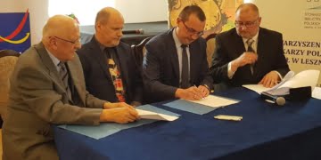 Podpisanie umowy Biblioteki z Jurkiem Reichem i Adamem Jagodzińskim na przekazanie niepowtarzalnej kolekcji.