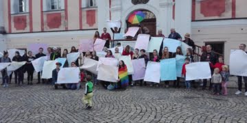 Malowanie tęczy przed leszczyńskim Ratuszem
