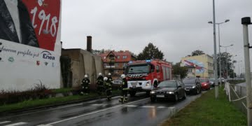 Plama oleju ciągnąca się przez całe miasto. W akcji 4 zastępy straży pożarnej!