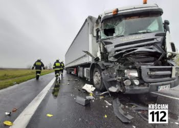 Zderzenie dwóch ciężarówek, w tym cysterny przewożącej ciekły tlen pod Kościanem