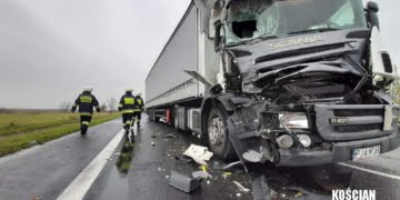 Zderzenie dwóch ciężarówek, w tym cysterny przewożącej ciekły tlen pod Kościanem