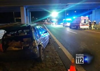 [ZDJĘCIA] Na S5 auto wpadło w barierki!