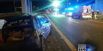 [ZDJĘCIA] Na S5 auto wpadło w barierki!