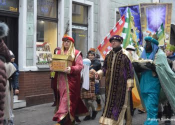 Orszak Trzech Króli przeszedł ulicami miasta, na wydarzenie przybyło wiele osób.