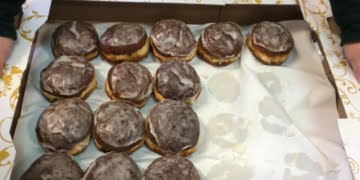 Jemy słodkości i pomagamy, czyli akcja „Pączki do rączki”