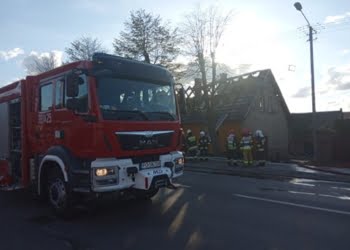 Spłonął budynek mieszkalny we Włoszakowicach! W akcji udział bierze 6 zastępów straży!