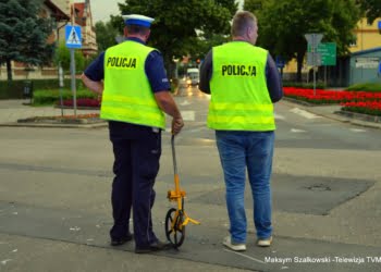 [FOTO] Skuter uderzył w samochód osobowy! Dwie osoby zabrane do szpitala!
