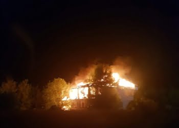 Płonie pustostan! Na miejsce udaje się kilka zastępów straży pożarnej!