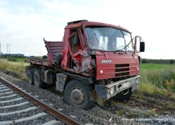 [FOTO] Pociąg uderzył w ciężarówkę!
