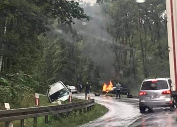 Dwa auta zderzyły się czołowo! Jeden z nich stanął w płomieniach!
