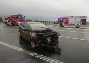 Samochód wpadł w barierki energochłonne!