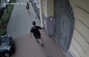 Wandal uszkodził domofon oraz elewację! Straty są duże!