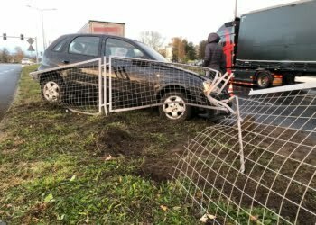 Kolizja osobówki z ciężarówką. Jeden z samochodów uszkodził barierki