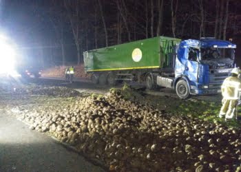 Przewróciła się ciężarówka, wypadło z niej 20 ton buraków