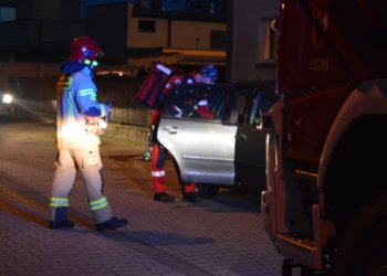 Strażacy dwoma wozami eskortowali poszkodowanego do szpitala