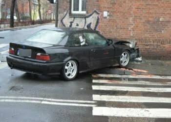 Wypadek na skrzyżowaniu w Lesznie. Jedna osoba jest w szpitalu