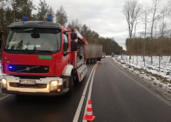Ciężarówka wylądowała w rowie. Wezwano strażaków z grupy chemicznej w Lesznie