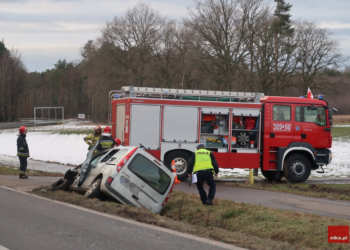 Groźny wypadek na trasie Jezierzyce Kościelne – Włoszakowice. Jedna osoba jest w szpitalu