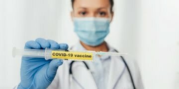  14 Czerwca 2020 Close up doctor holding covid19 vaccine