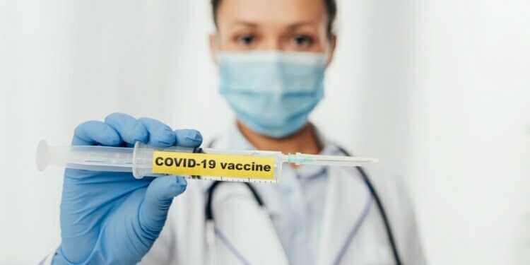  14 Stycznia 2021 Close up doctor holding covid19 vaccine