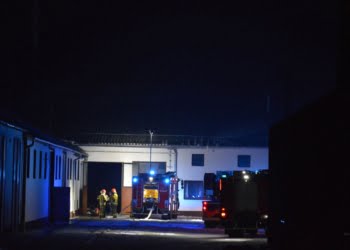 Pożar w hucie szkła w Poniecu. Do akcji zadysponowano również strażaków z Leszna