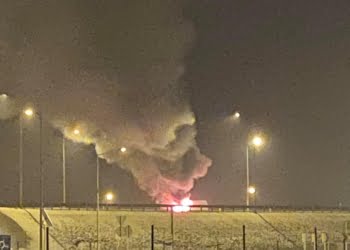 Pożar dostawczaka na ekspresówce. Na miejscu pracują strażacy z dwóch powiatów