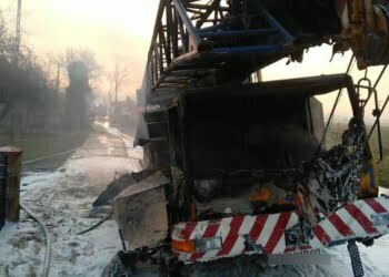 Pożar 30 tonowego dźwigu, mieszkańcy pobliskiego domu byli ewakuowani. W akcji strażacy z dwóch powiatów