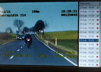Motocyklista jechał  blisko 170 km/h. Policjanci dawali znaki do zatrzymania się, jednak ten dalej łamał prawo (VIDEO)