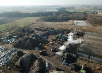 Pożar na złomowisku. W akcji 11 zastępów straży pożarnej (FOTO/FILM)