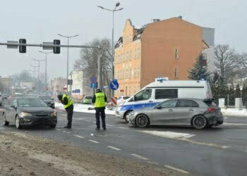 Kolizja dwóch aut na skrzyżowaniu w Lesznie. Jedna osoba trafiła do szpitala (ZDJĘCIA)
