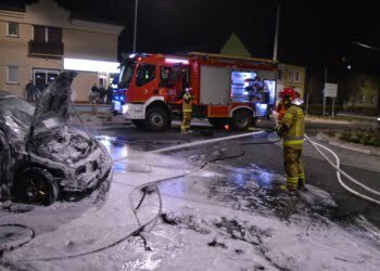 Niebezpieczny pożar auta w Lesznie. Samochód miał instalację gazową