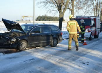 Czołowe zderzenie dwóch samochodów  (ZDJĘCIA)