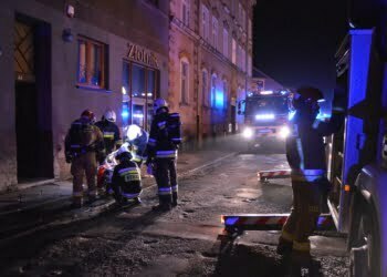 Pożar w kamienicy w ścisłym centrum Leszna. W akcji 4 zastępy straży pożarnej (FOTO)