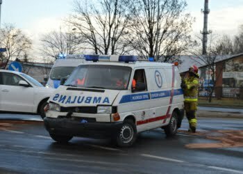 Ambulans zderzył się z osobówką na skrzyżowaniu. Wieźli osocze dla pacjenta w ciężkim stanie (FOTO)