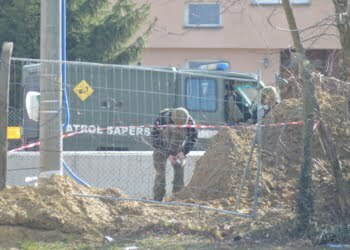 Niewybuch wśród zabudowań. Zamknięto ulice i ewakuowano mieszkańców (FOTO)