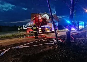 Pożar domu w Lasocicach. W akcji jest 6 zastępów straży pożarnej