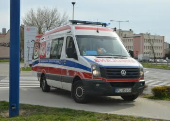 Samochód potrącił rowerzystę. 82-latek trafił do szpitala (ZDJĘCIA)