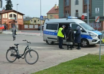 Samochód potrącił rowerzystę. 82-latek trafił do szpitala (ZDJĘCIA)