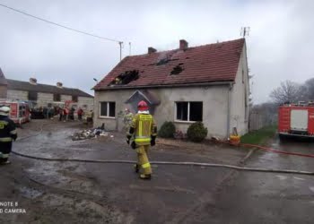 Pięcioosobowa rodzina straciła dach nad głową, ich dom spłonął