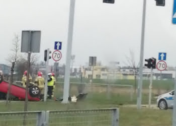 Dachowanie na ulicy Piłsudskiego. Droga była zablokowana