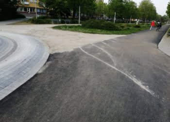 Skąd asfalt w parku Jonstona?