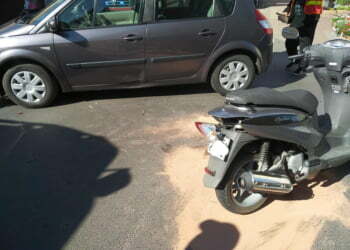 Zderzenie skutera i osobówki. Jedna osoba jest poszkodowana