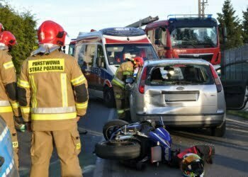 Motocyklista uderzył w samochód, trafił do szpitala (FOTO)