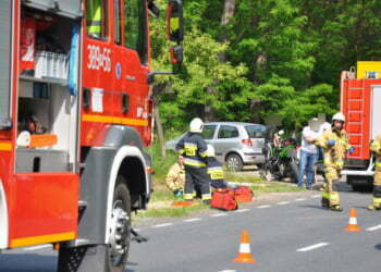 Samochód wjechał do rowu. Jedna osoba jest w szpitalu (ZDJĘCIA)