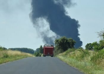 Ogromny pożar w zakładzie. Walka strażaków cały czas trwa. Mieszkańcy są zrozpaczeni (ZDJECIA)