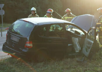 Samochód wpadł w barierki. Co było przyczyną? (ZDJĘCIA)