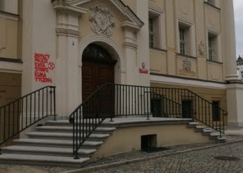 Ktoś ponownie zdewastował leszczyński ratusz. Sprawę komentuje włodarz miasta