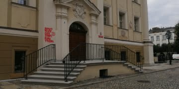 Ktoś ponownie zdewastował leszczyński ratusz. Sprawę komentuje włodarz miasta