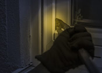 Dzwonią domofonem i świecą latarkami po posesji. Mieszkańcy są zaniepokojeni