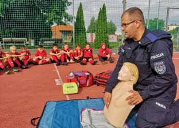 Ratownik w policyjnym mundurze